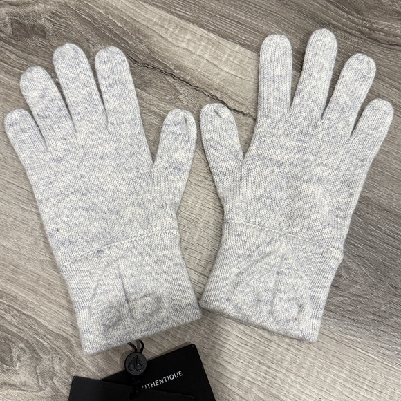 Moose Knuckles Knit Gloves - Picture 2 of 7